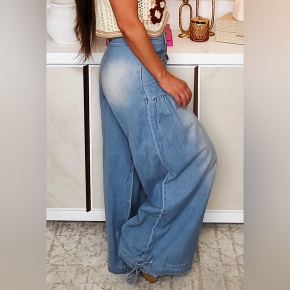 Veveret Wide Leg Jeans - Picture 2 of 2